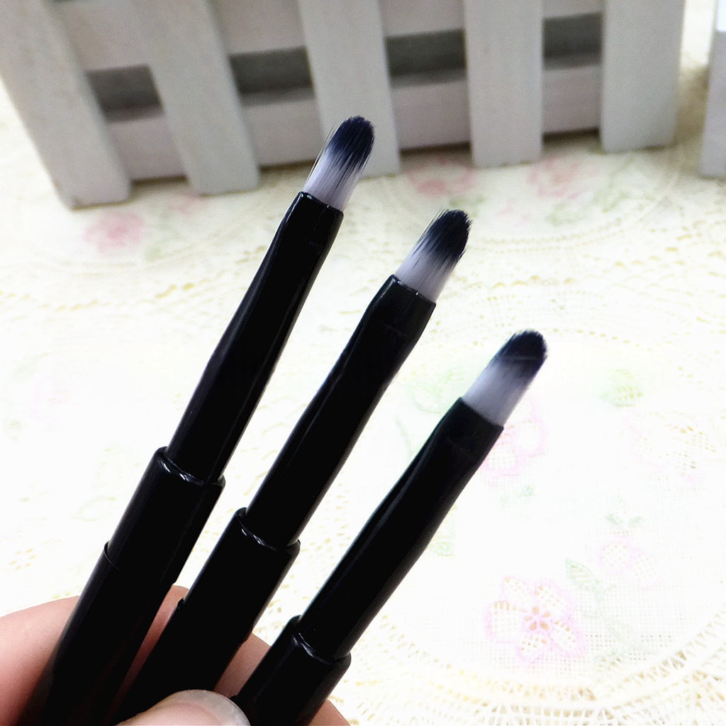 Portable Lip And Eyeliner Brush With A Cap